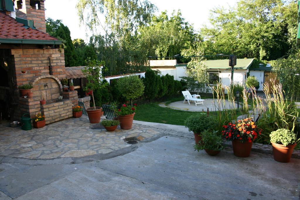 Apartment Akacija Gardens Belgrado Exterior foto